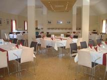 Bild vergr&ouml;&szlig;ern: Gemeindesaal Bankett Tische