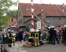 Maibaum aufstellen