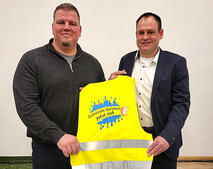 Warnwesten GB putzt sich