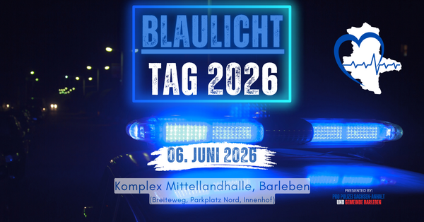 Auf dem Bild ist in blauer und wei�er Schrift Blaulichttag 2026 zu lesen. Dieser findet am 06. Juni 2026 im Komplex Mittellandhalle in Barleben statt. Er wird veranstaltet von Pro Polizei Sachsen-Anhalt e. V. und der Gemeinde Barleben.